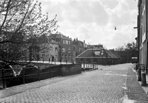 42412 Gezicht op de Oudegracht te Utrecht, uit het noordwesten. Links de Vollersbrug en op de achtergrond de ...